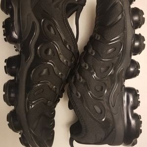 womens triple black vapormax